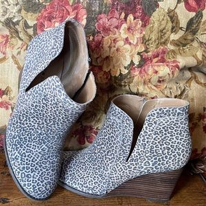 Lucky Brand leopard wedge booties!